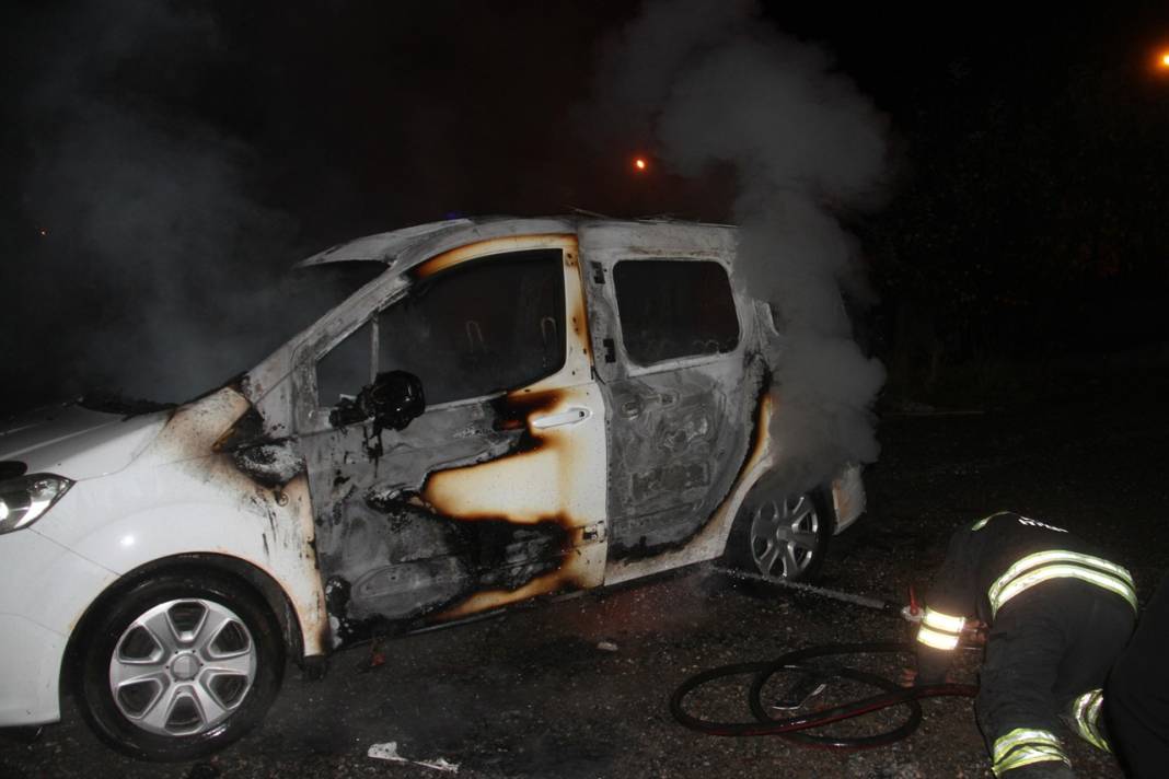 Konya'da ailesiyle tartışan kişi aracını yaktı 3